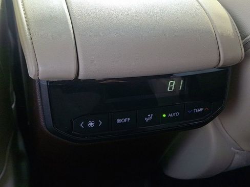 Used 2021 Toyota Highlander XLE image 12