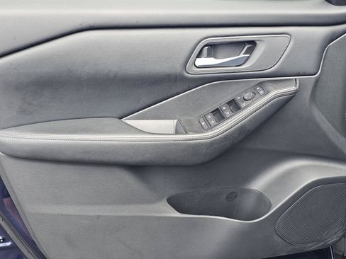 Used 2025 Nissan Rogue SV FWD image 14