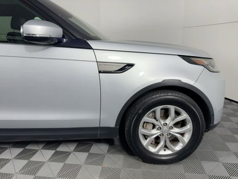 Used 2019 Land Rover Discovery SE image 12