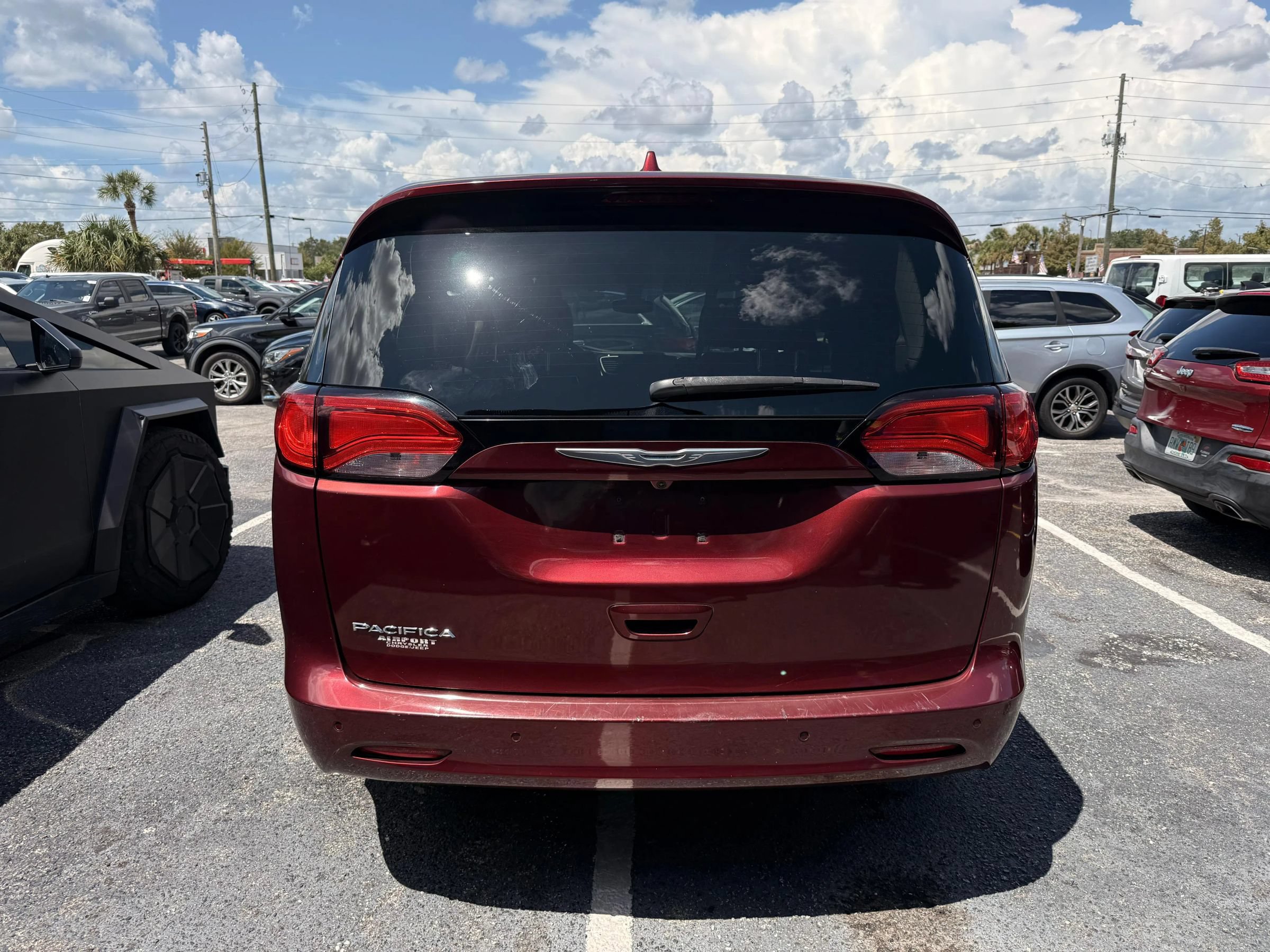 Used 2017 Chrysler Pacifica Touring w/ Tire & Wheel Group FWD image 5