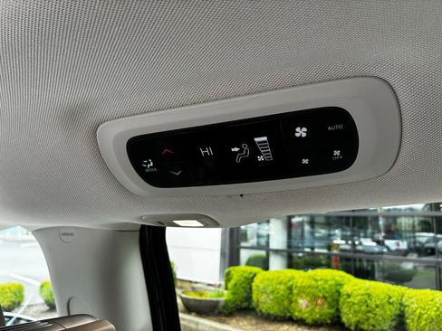 Used 2017 Chrysler Pacifica Limited image 39