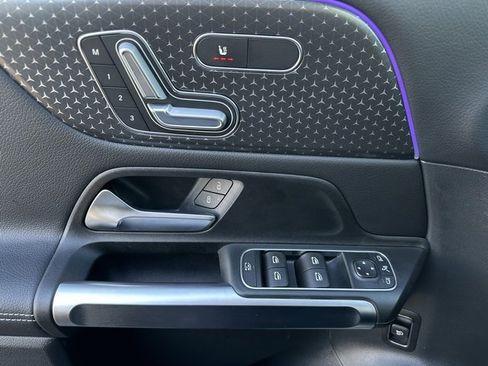 Used 2025 Mercedes-Benz GLB 250 4MATIC image 16