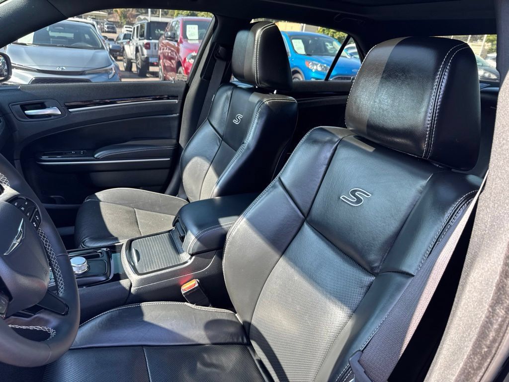 Used 2023 Chrysler 300 S w/ Comfort Group RWD image 4