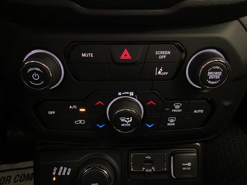 Used 2023 Jeep Renegade Latitude AWD/4WD image 24