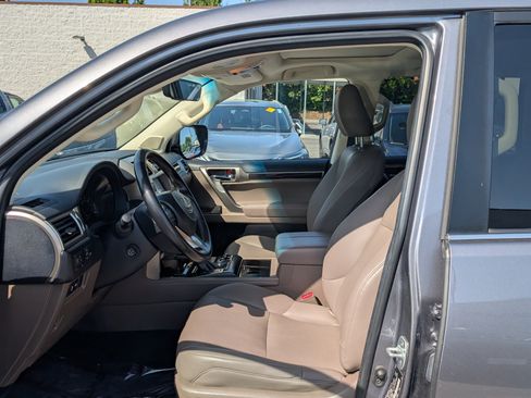 Used 2021 Lexus GX 460 w/ Accessory Package AWD/4WD image 16