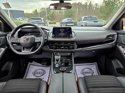 Certified 2025 Nissan Rogue SV image 10