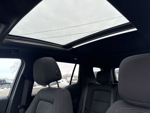 Used 2025 Chevrolet Equinox LT w/ Safety and Technology Package image 2