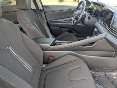 Used 2023 Hyundai Elantra SEL w/ Convenience Package FWD image 11