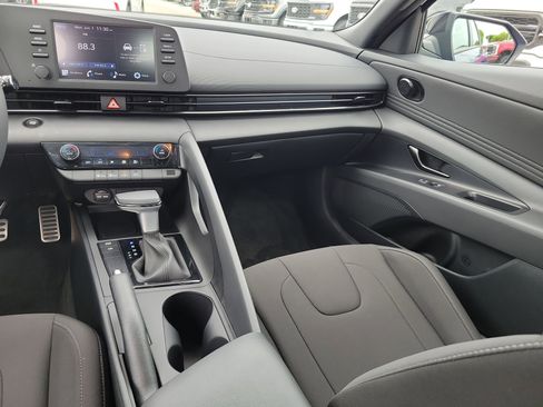 Used 2025 Hyundai Elantra Sport FWD image 15