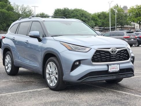 Used 2021 Toyota Highlander Limited FWD image 2