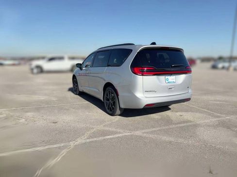 New 2026 Chrysler Pacifica Select image 8