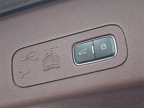 Used 2022 Lincoln Aviator Black Label w/ Class IV Trailer Tow Package image 32