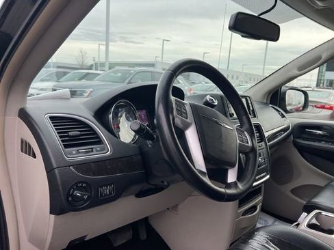 Used 2016 Chrysler Town & Country Touring w/ Driver Convenience Group image 9