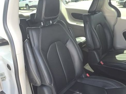 Used 2024 Chrysler Pacifica Limited FWD image 32