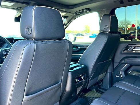 Used 2025 GMC Yukon XL Elevation image 17