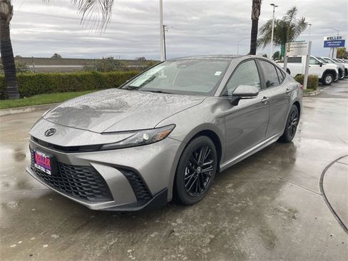 Used 2025 Toyota Camry SE image 4