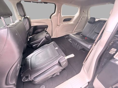 Used 2023 Chrysler Pacifica Touring-L FWD image 12