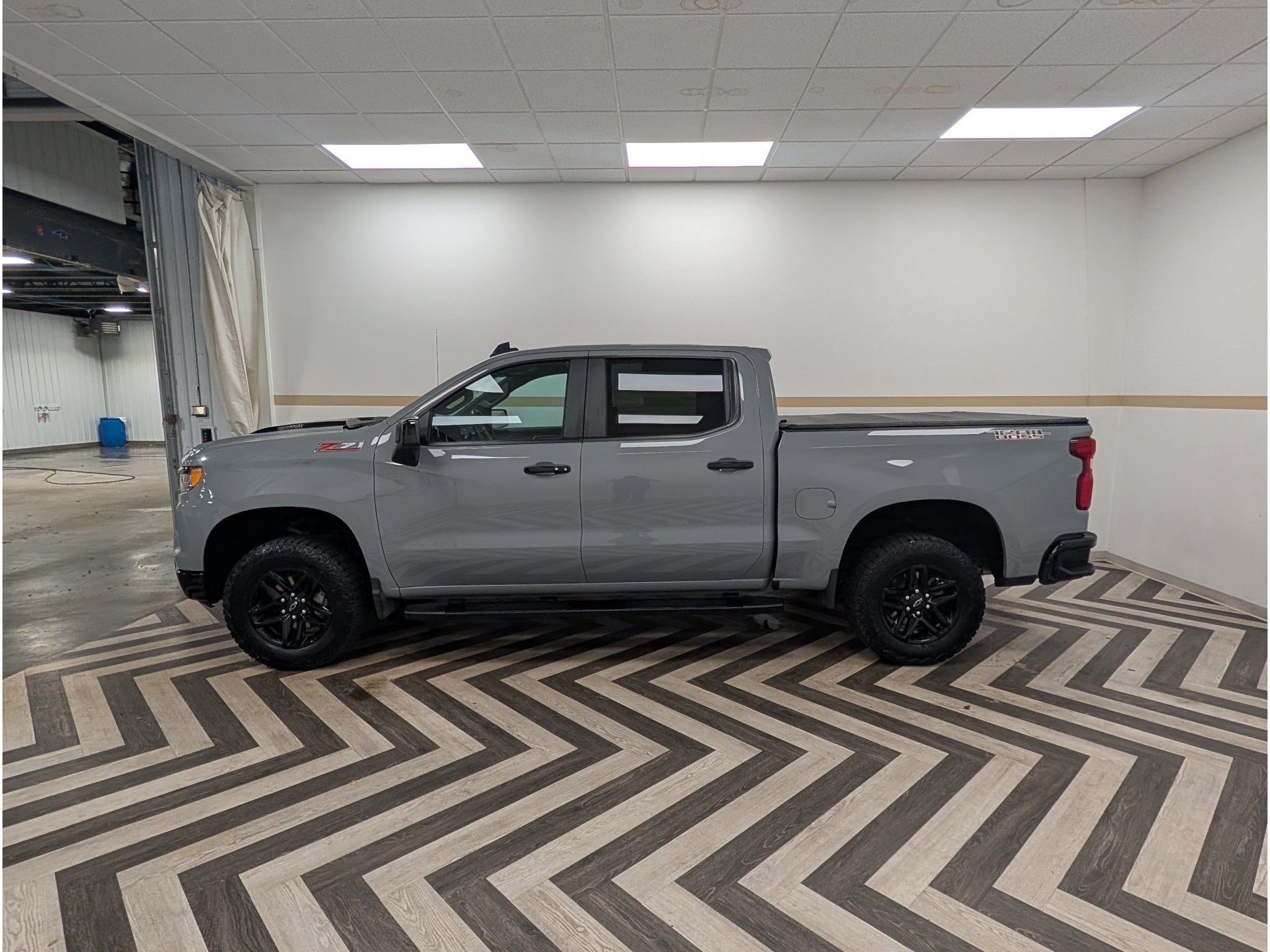 Used 2024 Chevrolet Silverado 1500 LT Trail Boss w/ Convenience Package II AWD/4WD image 3