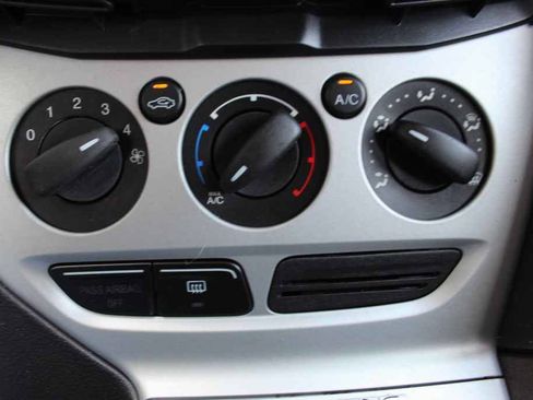 Used 2014 Ford Focus SE w/ SE Sport Package FWD image 20