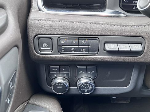 Used 2024 GMC Yukon Denali image 25