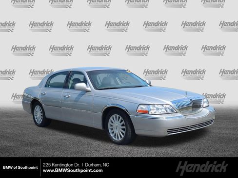 Used 2003 Lincoln Town Car Executive image 1