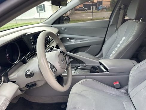 Used 2022 Hyundai Elantra SEL w/ Preferred Accessory Package FWD image 7