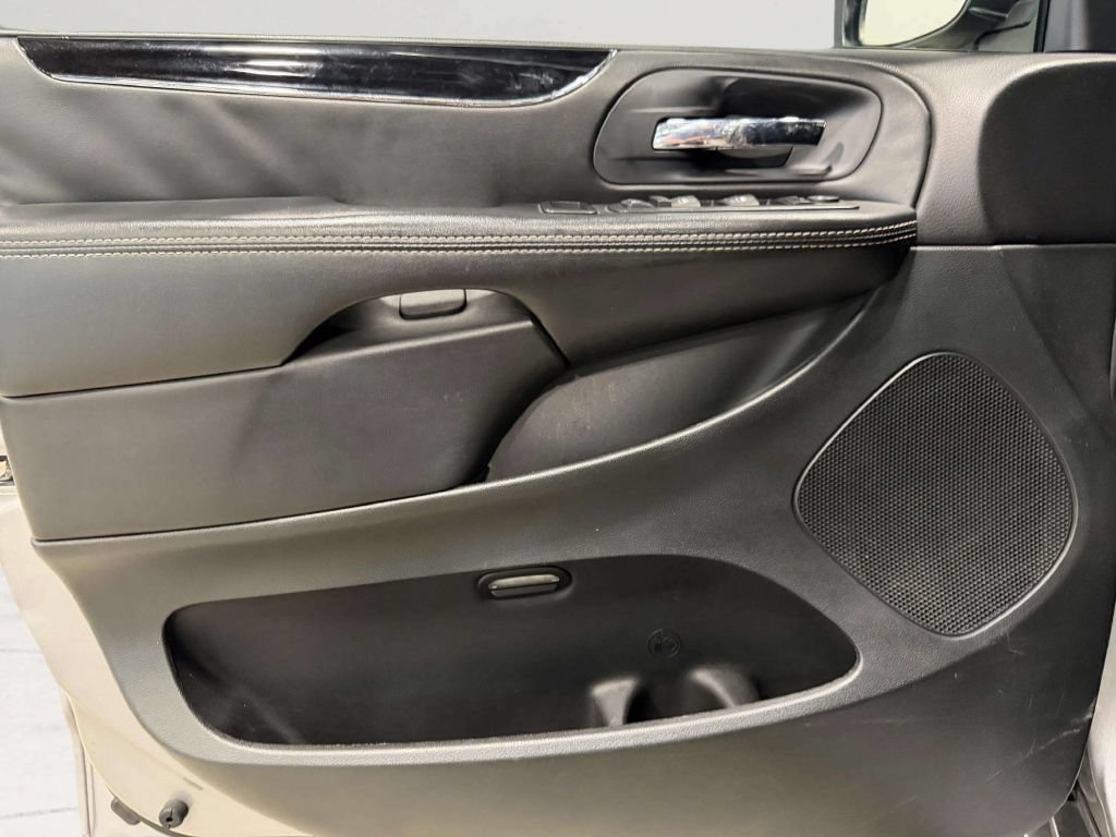 Used 2016 Dodge Grand Caravan SE FWD image 16