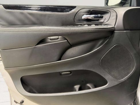 Used 2016 Dodge Grand Caravan SE FWD image 16