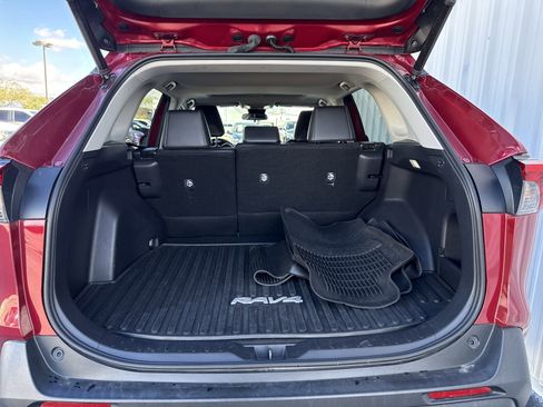Used 2022 Toyota RAV4 XLE Premium image 9