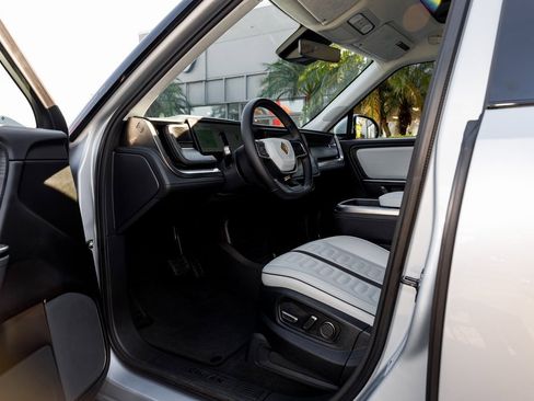 Used 2025 Rivian R1S Adventure image 28