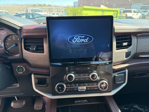 Used 2024 Ford Expedition Limited image 18