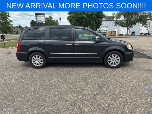 Used 2012 Chrysler Town & Country Touring-L w/ Trailer Tow Group FWD image 7