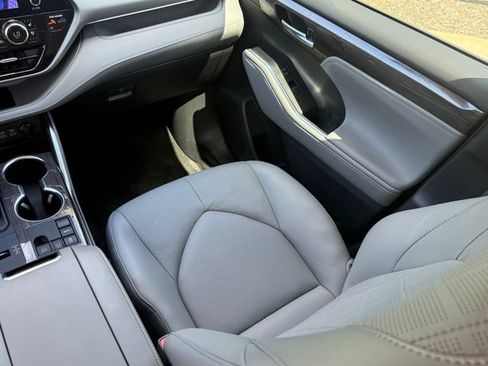 Used 2024 Toyota Highlander Platinum FWD image 31