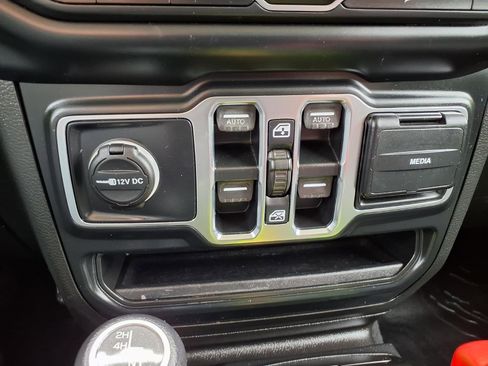 Used 2019 Jeep Wrangler Unlimited Sahara AWD/4WD image 10