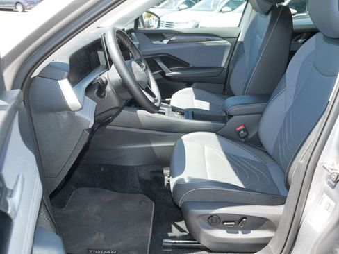 Certified 2025 Volkswagen Tiguan SE AWD/4WD image 13