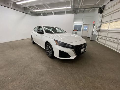 Used 2025 Nissan Altima 2.5 SV image 8