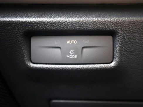 New 2025 Volkswagen Tiguan SE image 27