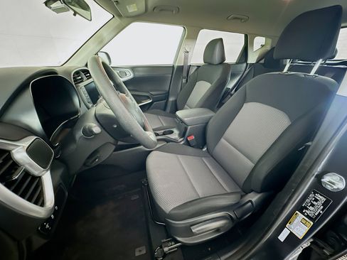 Used 2025 Kia Soul LX w/ LX Technology Package FWD image 13