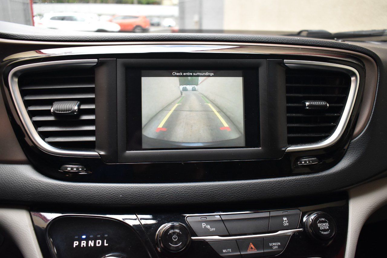 Used 2019 Chrysler Pacifica L FWD image 29