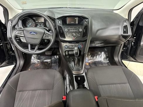 Used 2018 Ford Focus SE FWD image 2