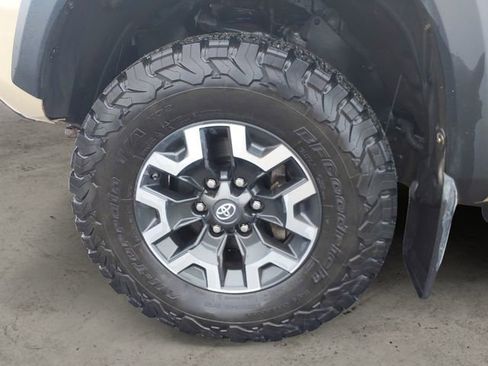 Used 2020 Toyota Tacoma TRD Off-Road w/ Technology Package image 14