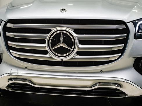 Used 2025 Mercedes-Benz GLS 450 4MATIC image 8