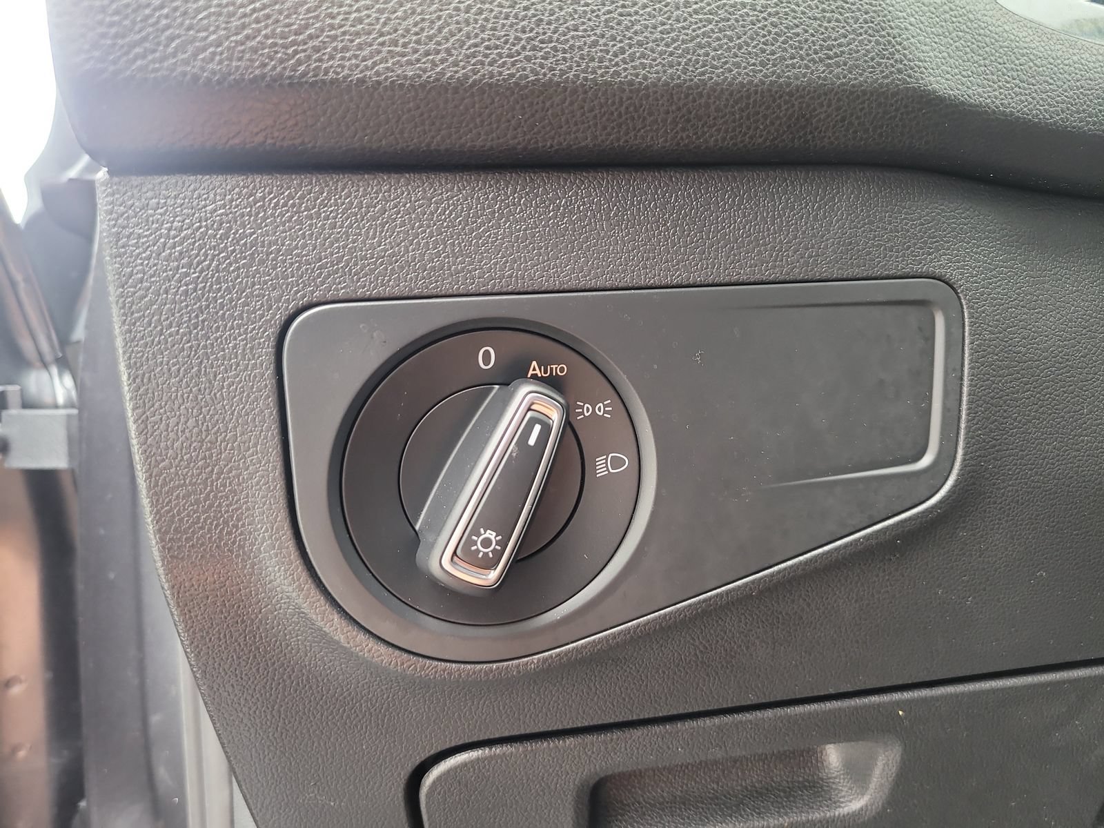 Used 2022 Volkswagen Tiguan SE w/ Panoramic Sunroof Package FWD image 33