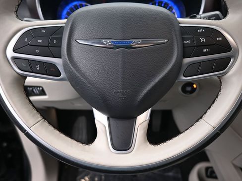 Used 2019 Chrysler Pacifica Limited image 32