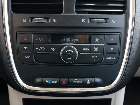 Used 2013 Chrysler Town & Country Touring FWD image 35