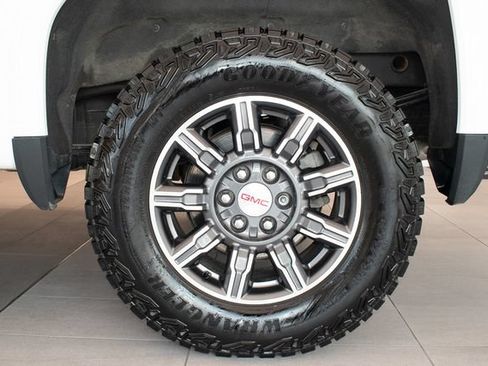 Used 2024 GMC Sierra 1500 AT4 w/ Technology Package AWD/4WD image 9