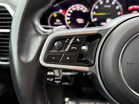 Used 2023 Porsche Cayenne w/ Premium Package image 30
