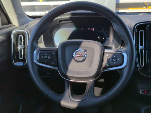 Used 2025 Volvo XC40 B5 Core image 20