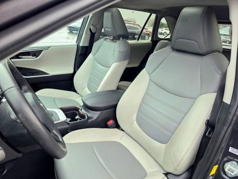 Used 2019 Toyota RAV4 Limited image 24