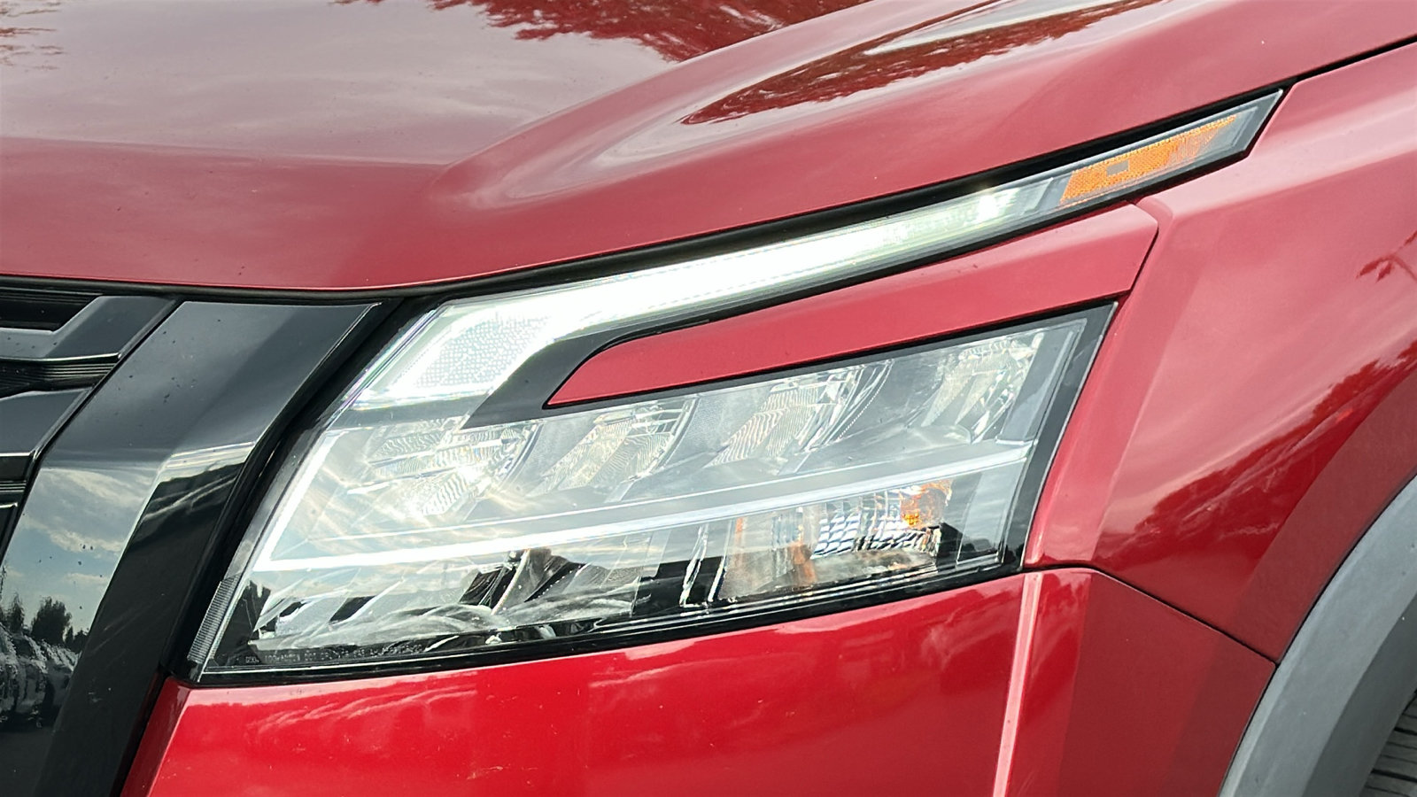 Used 2022 Nissan Pathfinder SL w/ SL Black Package AWD/4WD image 4